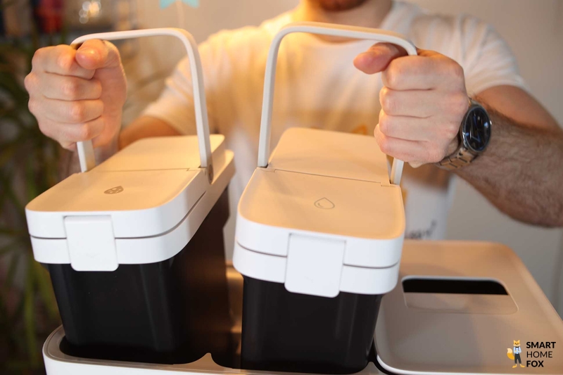 Емкости с водой Roborock S8 Pro Ultra извлекаются из станции Ultra.